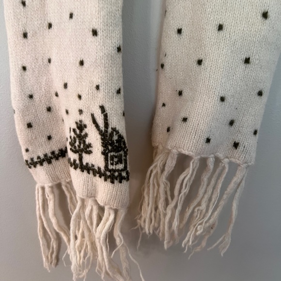 White warm scarf with dark green almost black polka dots - Picture 6 of 8